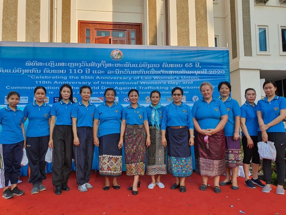ແມ່ຍິງຮາກຖານ ສະຖາບັນຣັຕນະເຂົ້າຮ່ວມ ພິທີສະເຫຼີມສະຫຼອງ ວັນສ້າງຕັ້ງສະຫະພັນແມ່ຍິງລາວ ຄົບຮອບ 65 ປີ