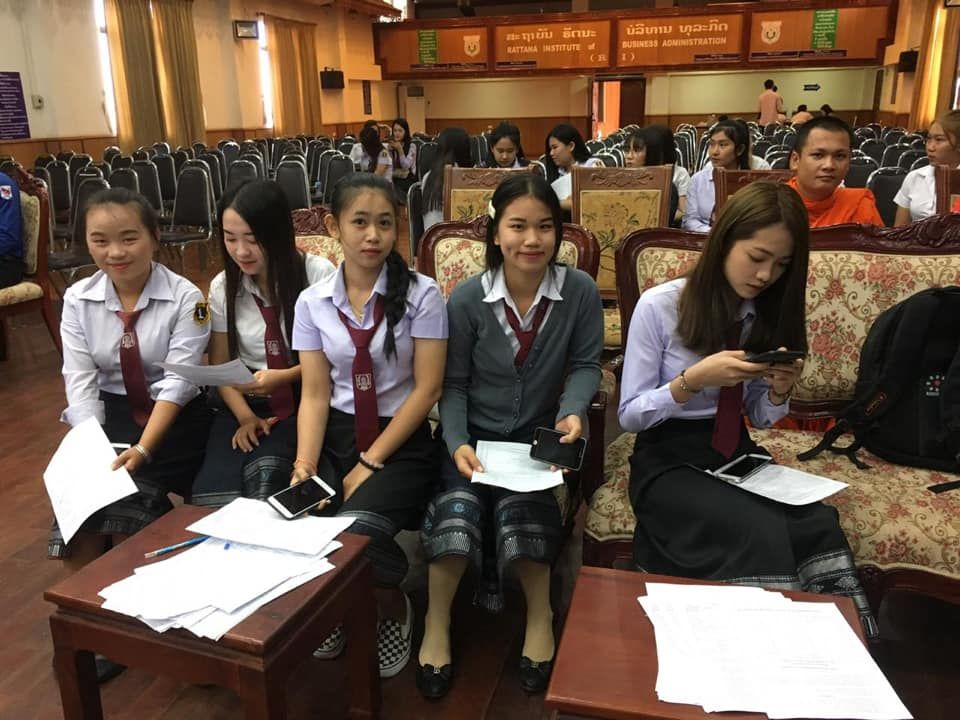 ນັກສຶກສາສະຖາບັນ ຣັຕນະ ບໍລິຫານທຸລະກິດ ບໍລິຈາກເລືອດໃຫ້ກັບສູນບໍລິຈາກເລືອດອົງການກາແດງລາວ
