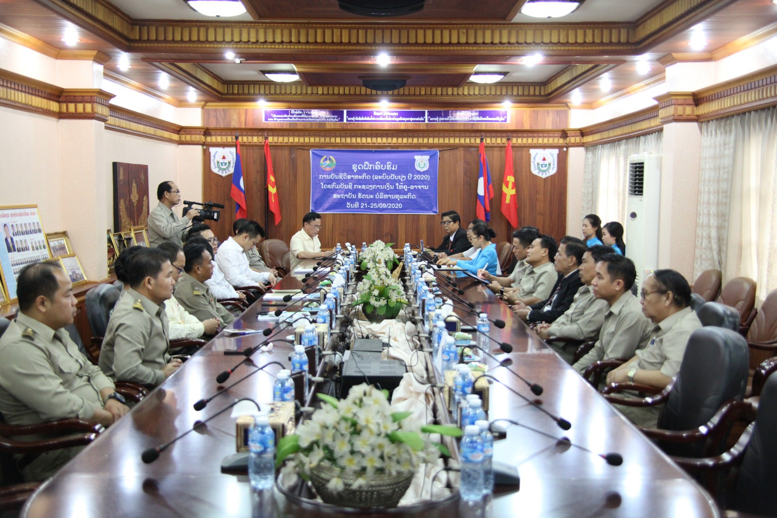 ມອບ-ຮັບ ໃບຢັ້ງຢືນຝືກອົບຮົມການບັນຊີໃຫ້ແກ່ ຄູ-ອາຈານ ສະຖາບັນ ຣັຕນະ ບໍລິຫານທຸລະກິດ