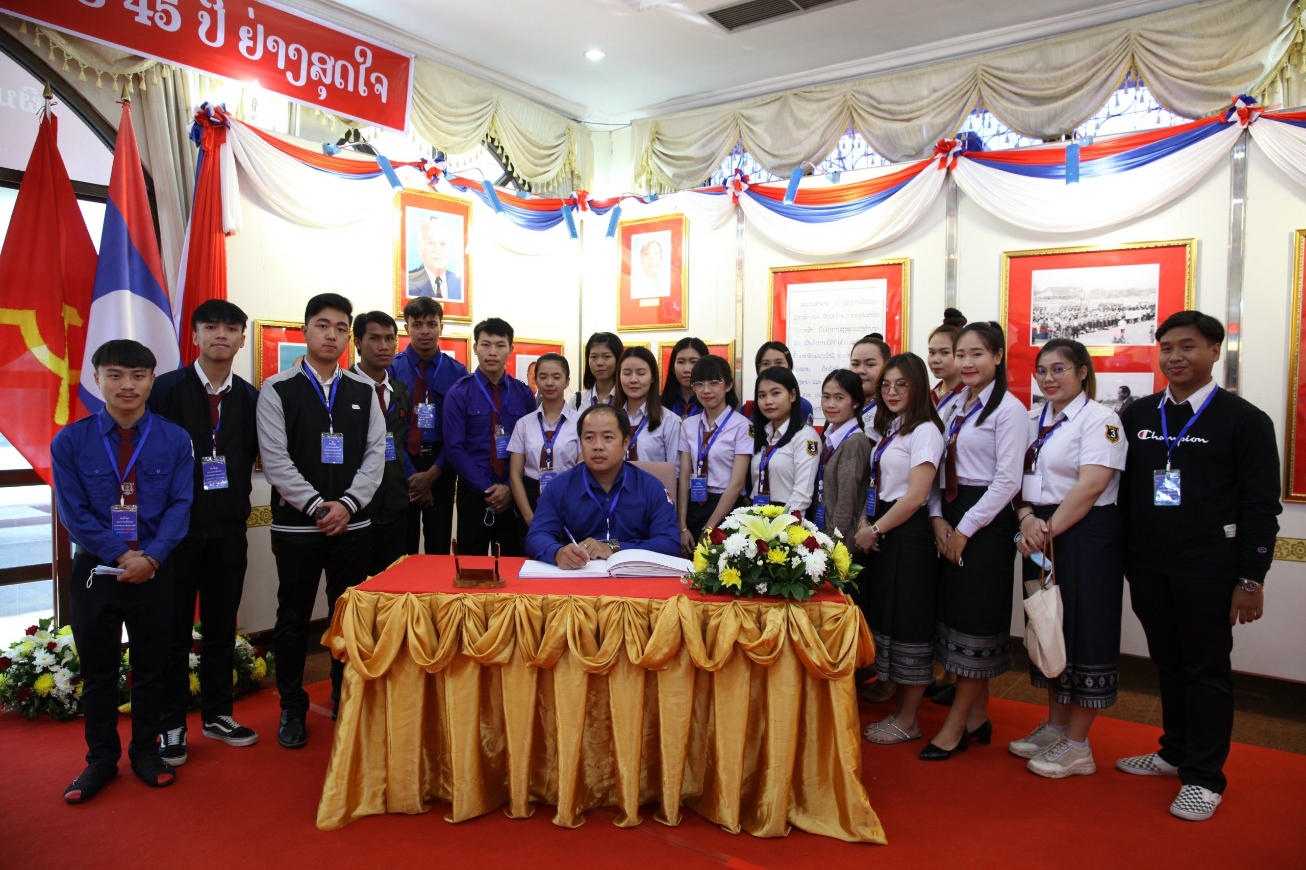 ເຂົ້າຮ່ວມຢ້ຽມຊົມງານວາງສະແດງຮູບພາບການເຄື່ອນໄຫວວຽກງານຂອງສະພາແຫ່ງຊາດ ຄົບຮອບ 45 ປີ